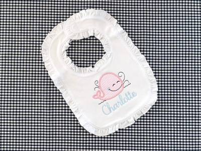 Personalisierte Baby Mädchen Lätzchen, Rosa Seersucker Wal-Applikation, Rüschen Lätzchen von Etsy - LittleBirdMonograms